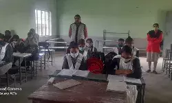 जय राम सिंह इंटर कॉलेज में सोशल डिस्टेंसिंग के चलते हो रही छमाही परीक्षा