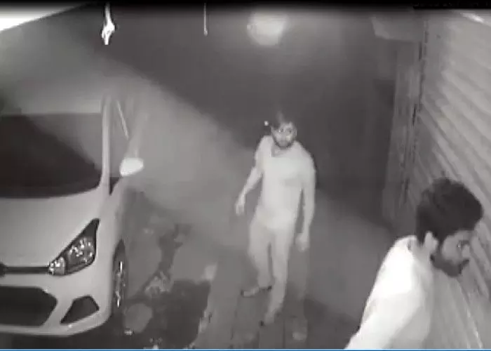 चोर मोटरसाइकिल लेकर हुए चंपत - घटना सीसीटीवी में कैद