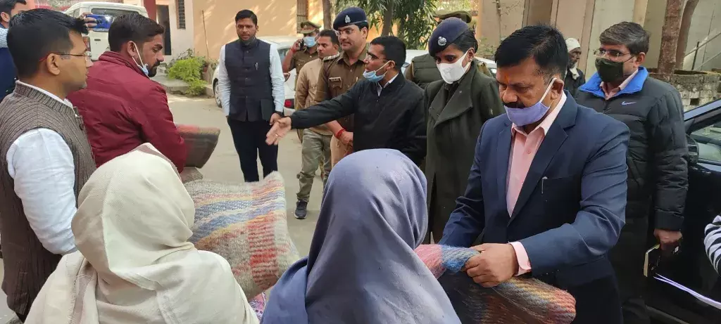 तहसील बहराइच सदर में सम्पन्न हुआ कम्बल वितरण कार्यक्रम तहसील बहराइच सदर में सम्पन्न हुआ कम्बल वितरण कार्यक्रम