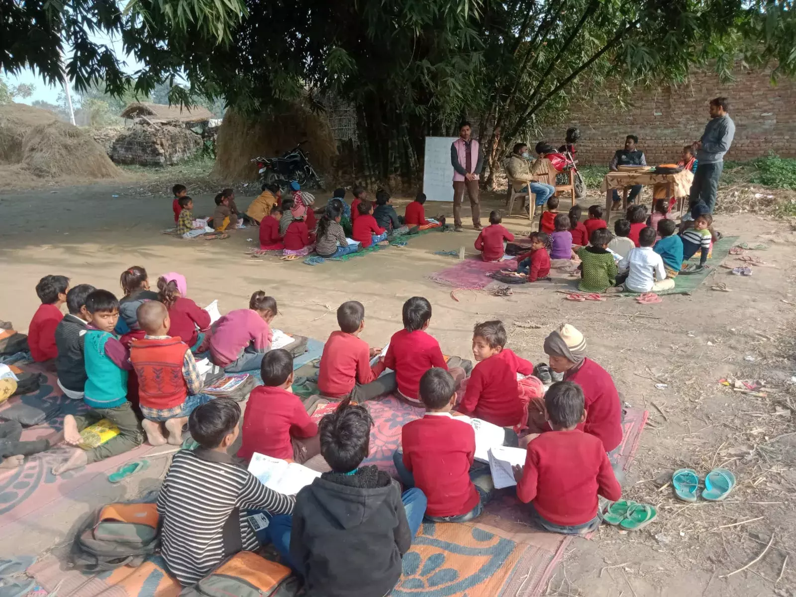 डीएम साहब जरा गौर करिये खुले आसमान बांस के पेड़ के नीचे 3 वर्षों से संचालित है प्राथमिक विद्यालय डीएम साहब जरा गौर करिये खुले आसमान बांस के पेड़ के नीचे 3 वर्षों से संचालित है प्राथमिक विद्यालय