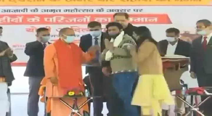 भाजपा सरकार ने प्रदेश की जनता के साथ किए वादे पूरे काकोरी के शहीद स्मारक पर श्रद्धांजलि देने पहुंचे मुख्यमंत्री योगी आदित्यनाथ भाजपा सरकार ने प्रदेश की जनता के साथ किए वादे पूरे काकोरी के शहीद स्मारक पर श्रद्धांजलि देने पहुंचे मुख्यमंत्री योगी आदित्यनाथ