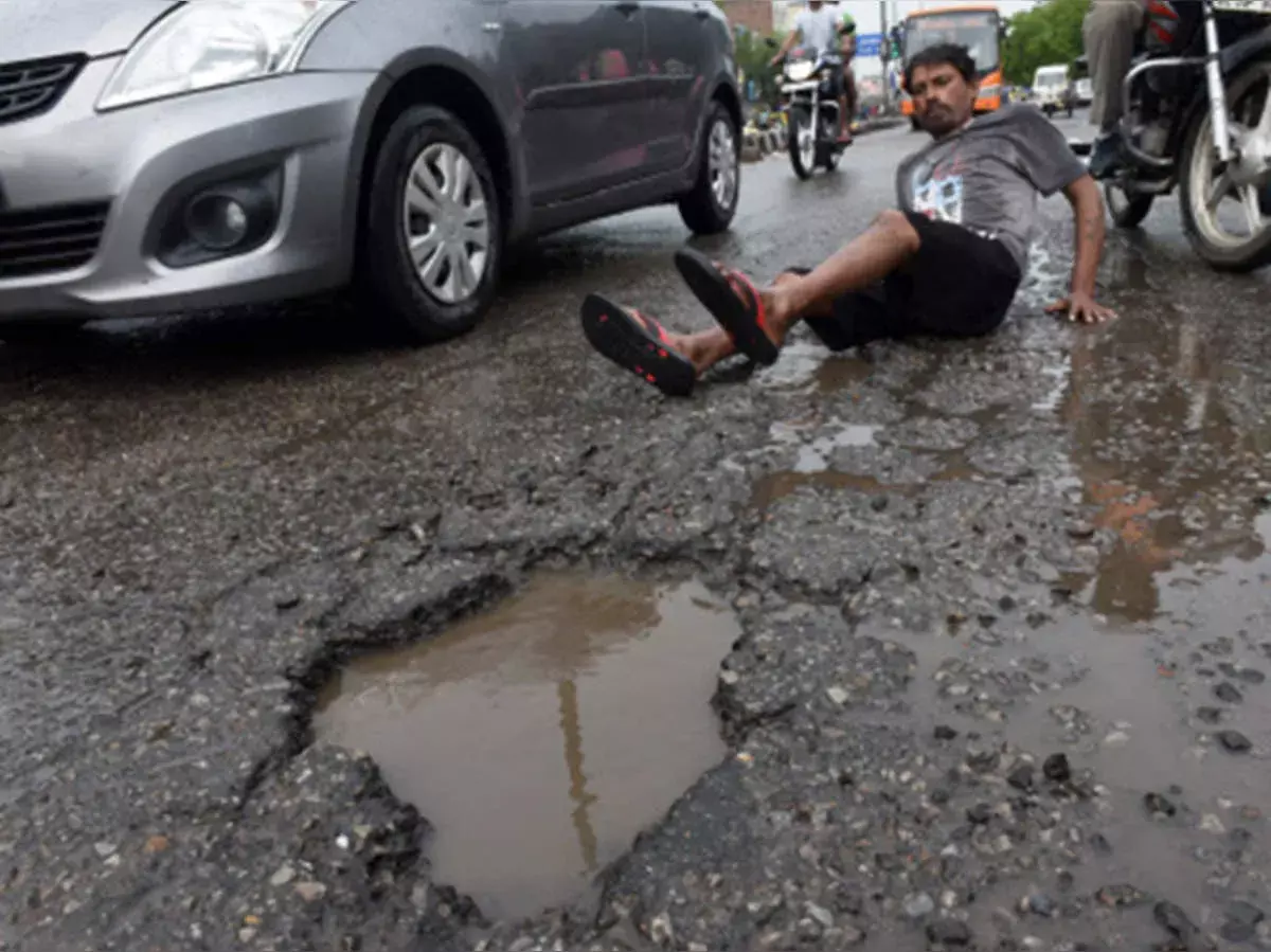 अधिकारियों की लापरवाही के चलते सड़क पर बने गड्ढों ने ली एक मजदूर की जान अधिकारियों की लापरवाही के चलते सड़क पर बने गड्ढों ने ली एक मजदूर की जान