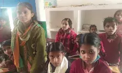 विद्यालय में पढ़ने वाले ज्यादातर नौनिहालों के माता पिता के खाते में नहीं आए रुपए