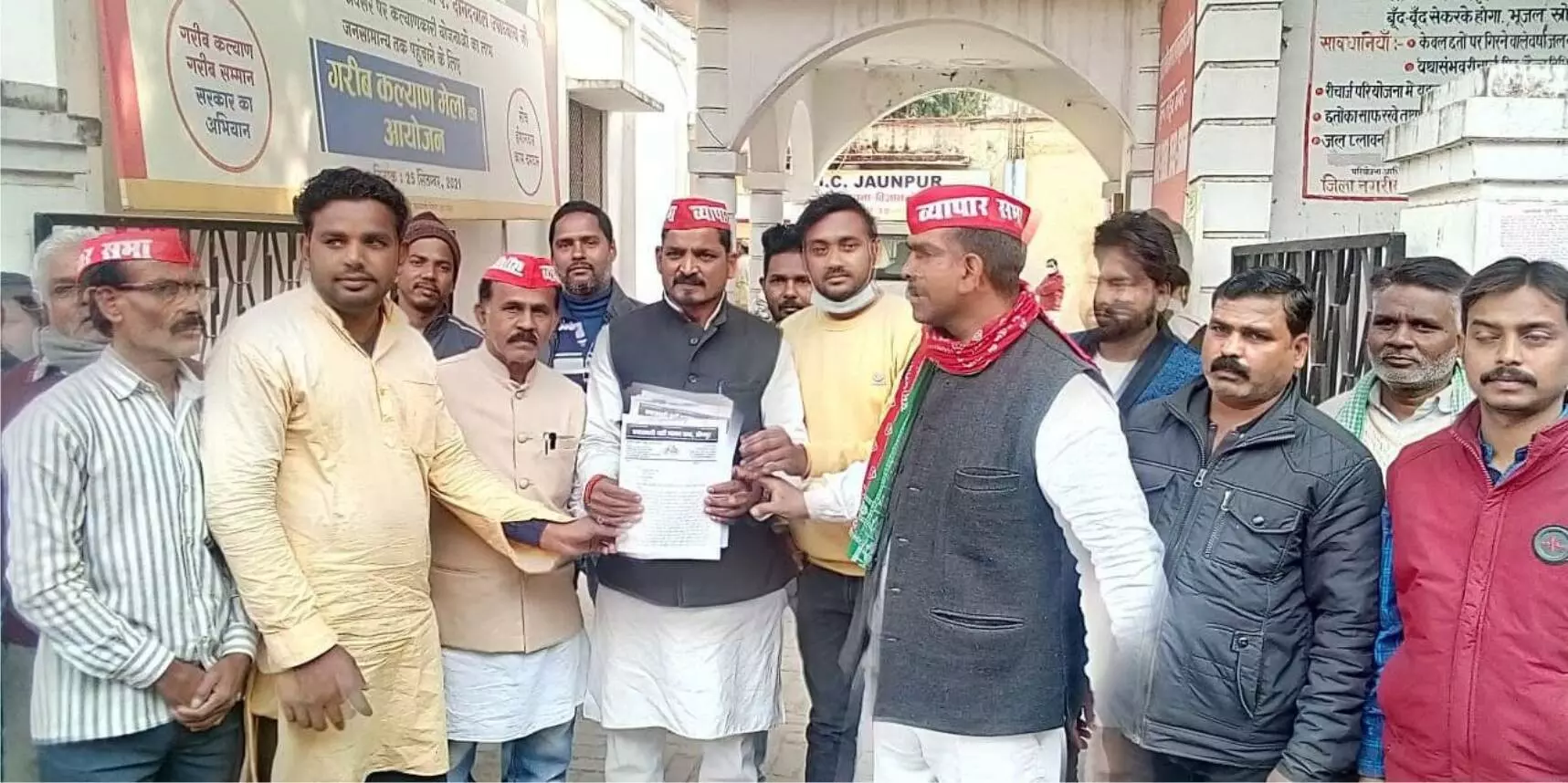 जीएसटी बढ़ाने पर सपा व्यापार सभा ने वित्त मंत्री को भेजा पत्रक जीएसटी बढ़ाने पर सपा व्यापार सभा ने वित्त मंत्री को भेजा पत्रक