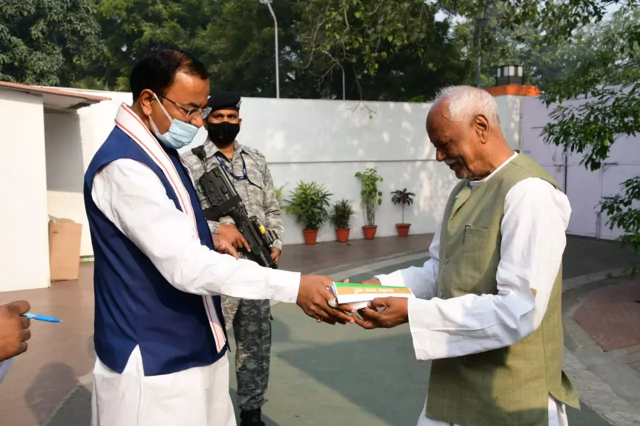 जनता दर्शन में विभिन्न जनपदों से आये तमाम लोगों की शिकायतों को सुन उपमुख्यमंत्री ने त्वरित निस्तारण हेतु अधिकारियों को दिये निर्देश