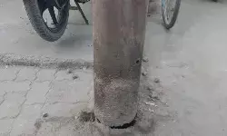 विद्युत पोल गिरने की भारी आशंका