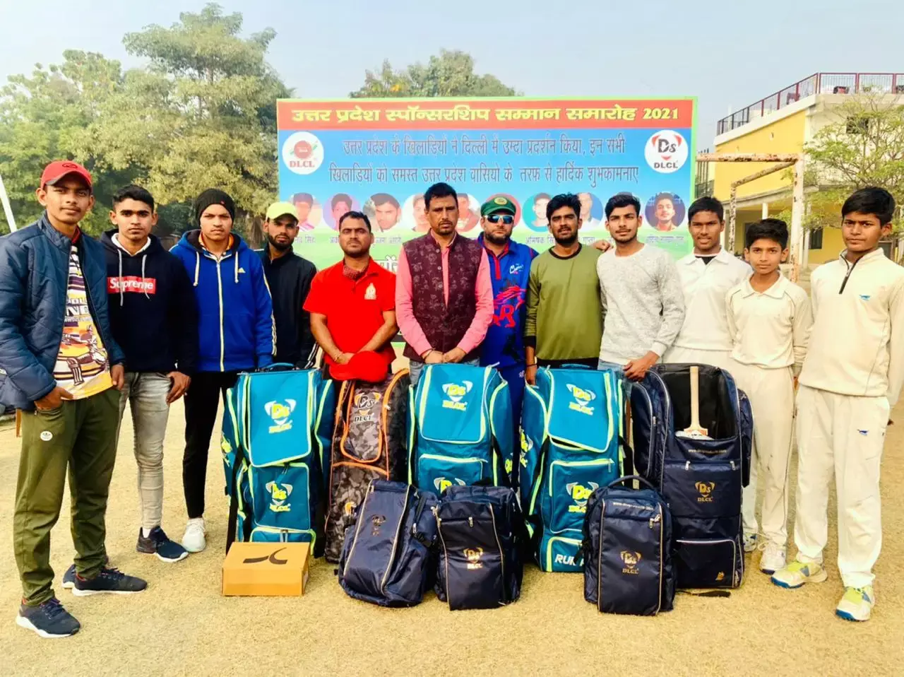 खिलाड़ियों को प्रदान की क्रिकेट किट खिलाड़ियों को प्रदान की क्रिकेट किट