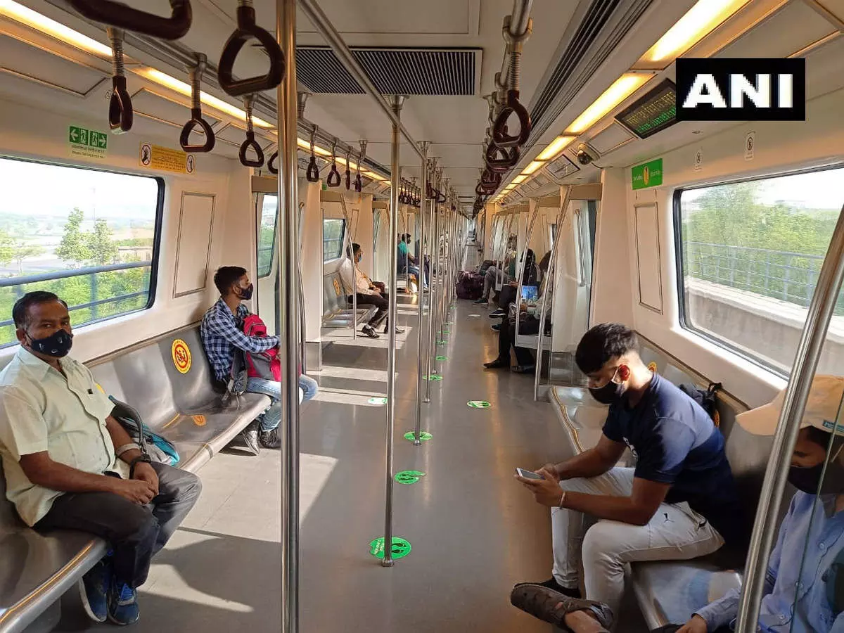 दिल्ली मेट्रो: नए कोविड मानदंडों के साथ ट्रेनें चलने के कारण कई स्टेशनों के बाहर लंबी कतारें