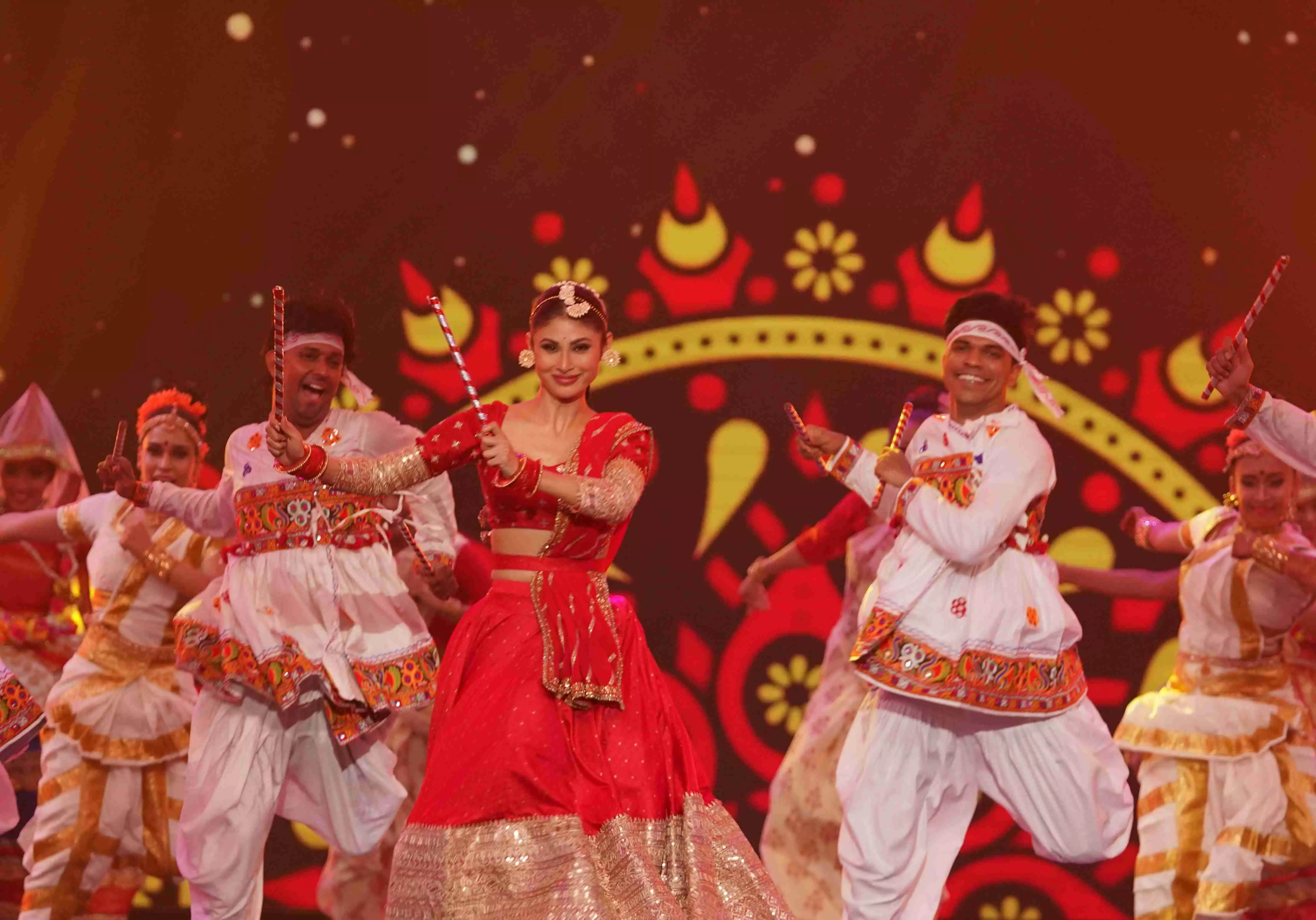 आईएफएफ में मौनी रॉय का मनमोहक परफॉर्मेंस