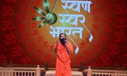 भक्ति गायन रियलिटी शो स्वर्ण स्वर भारत के सेट पर पहुंचे स्वामी रामदेव