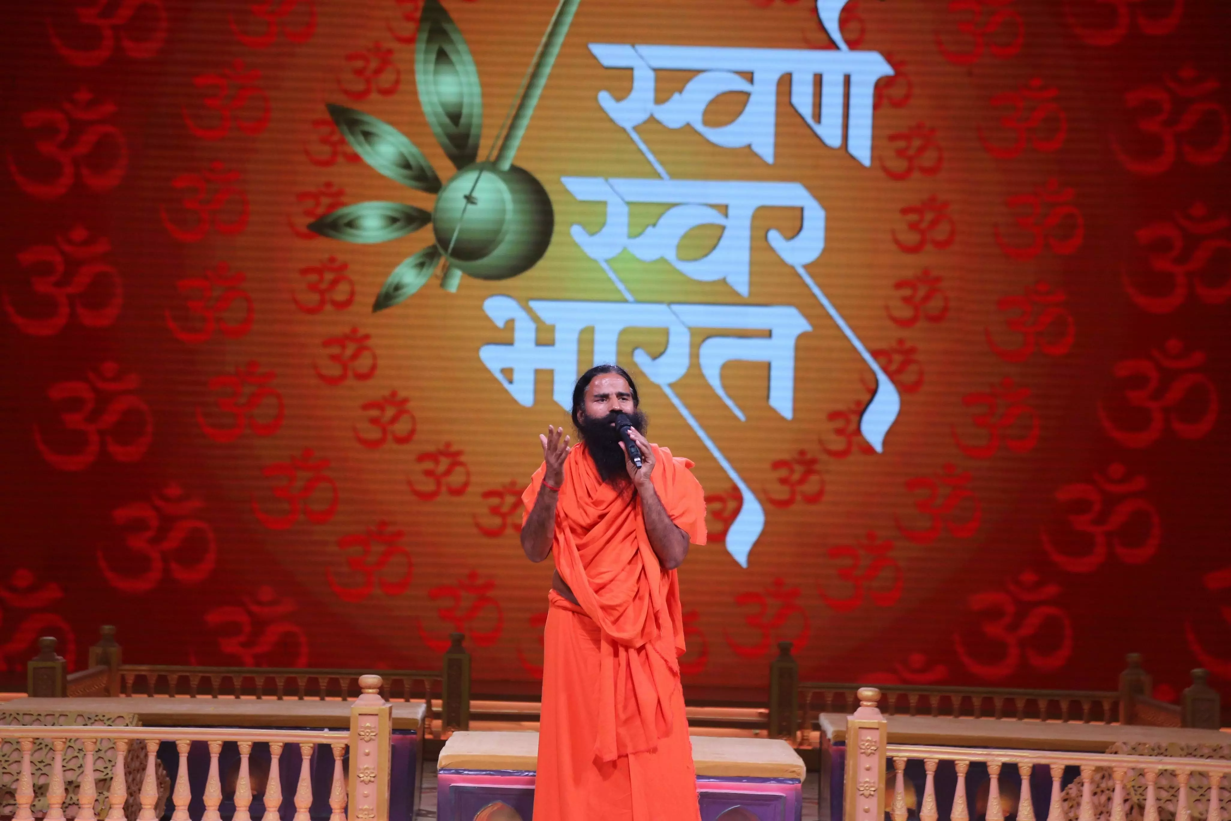 भक्ति गायन रियलिटी शो स्वर्ण स्वर भारत के सेट पर पहुंचे स्वामी रामदेव