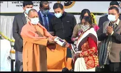 लखनऊ में आशाओं का सम्मेलन एवं 80,000 मोबाइल फोन वितरण अभियान का शुभारंभ लखनऊ में आशाओं का सम्मेलन एवं 80,000 मोबाइल फोन वितरण अभियान का शुभारंभ