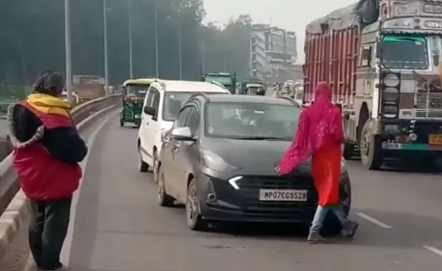 आगरा- दिल्ली हाइवे पर नकली किन्नरों का गुंडा टैक्स, बीच सड़क रोकते हैं पर्यटकों की गाड़ी आगरा- दिल्ली हाइवे पर नकली किन्नरों का गुंडा टैक्स, बीच सड़क रोकते हैं पर्यटकों की गाड़ी