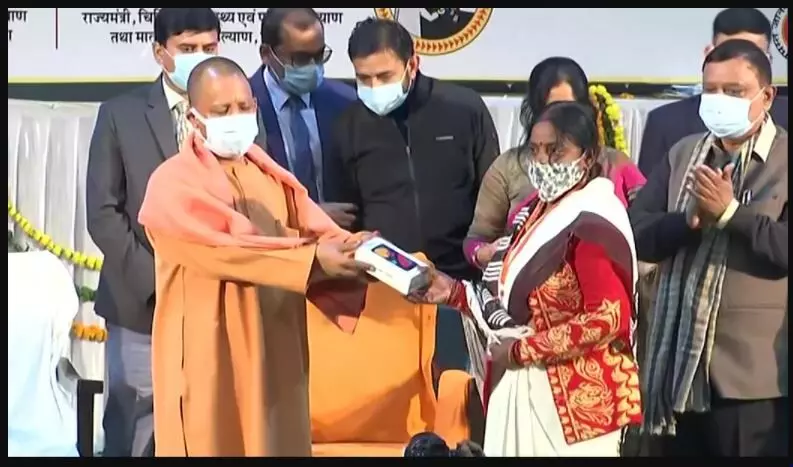 लखनऊ में आशाओं का सम्मेलन एवं 80,000 मोबाइल फोन वितरण अभियान का शुभारंभ लखनऊ में आशाओं का सम्मेलन एवं 80,000 मोबाइल फोन वितरण अभियान का शुभारंभ