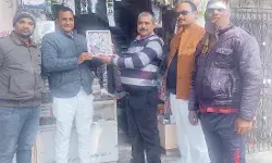 लेखनी व राधा कृष्ण की प्रतिमा  भेंट कर समाज सेवी  को व्यापारी ने किया सम्मानित