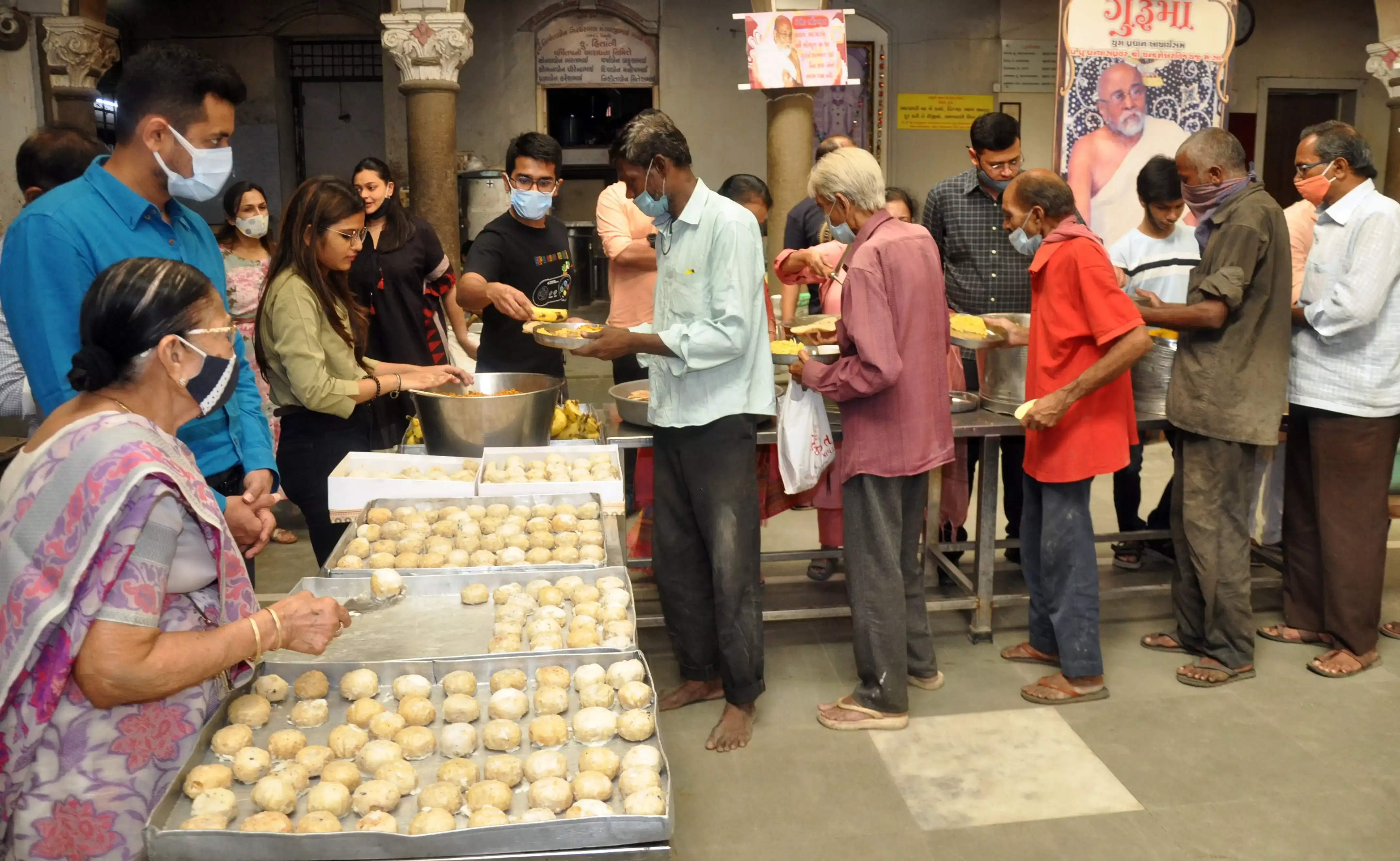 ग़रीबों की सेवा के साथ मनाया नया साल का पर्व