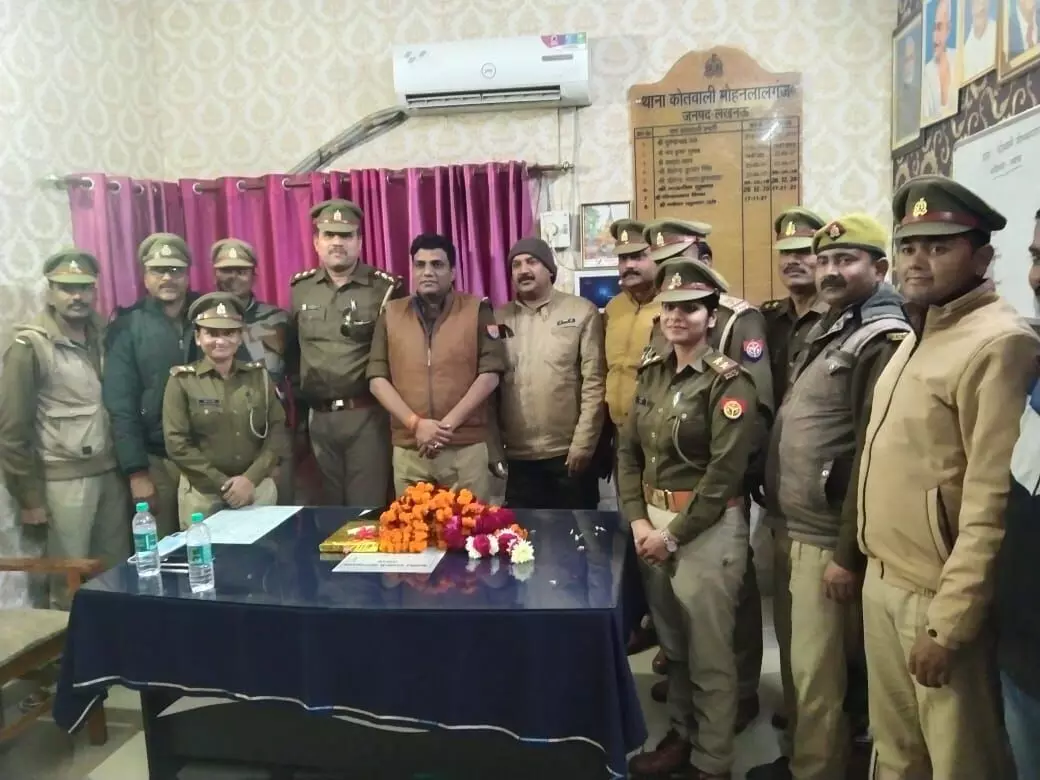 स्थानांतरित एसीपी दिलीप कुमार सिहं को दी विदाई स्थानांतरित एसीपी दिलीप कुमार सिहं को दी विदाई