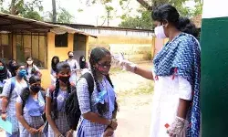 सरकारी स्कूल के 85 बच्चे मिले कोरोना संक्रमित, मचा हड़कंप सरकारी स्कूल के 85 बच्चे मिले कोरोना संक्रमित, मचा हड़कंप