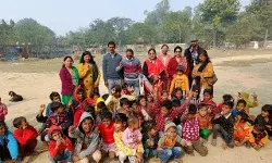 जरूरतमंद बच्चों को ऊनी कपड़ों  के वितरण के साथ मनाया नया साल