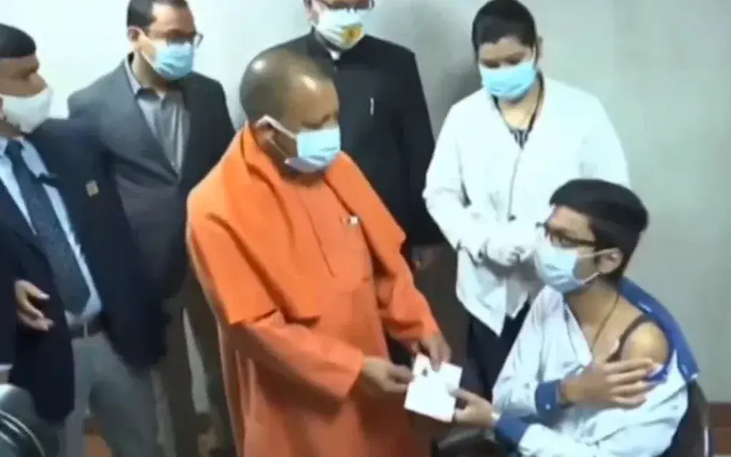 लखनऊ : 15 से 18 साल के बच्चों के टीकाकरण की शुरुआत के पहले दिन सिविल हॉस्पिटल लख़नऊ पहुंचे सीएम योगी लखनऊ : 15 से 18 साल के बच्चों के टीकाकरण की शुरुआत के पहले दिन सिविल हॉस्पिटल लख़नऊ पहुंचे सीएम योगी