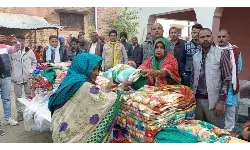 प्रधान ने गरीब असहाय को बाँटे कम्बल
