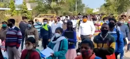 MP में चपरासी और स्‍वीपर बनने के लिए मारामारी, ग्रेजुएट और पोस्ट-ग्रेजुएट भी कतार में खड़े।