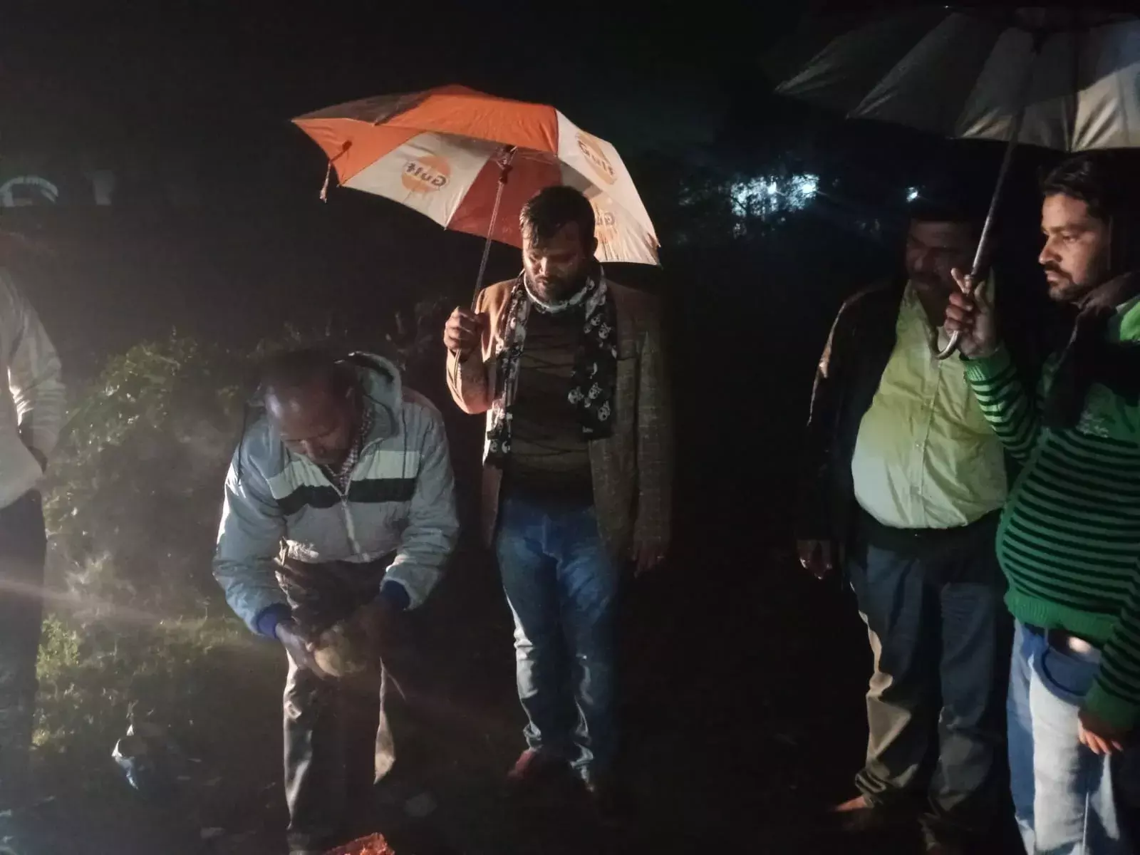 बिन मौसम के बरसात में पार्षद ने रोड का किया शिलान्यास