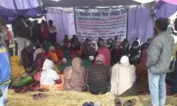 किसान एकता सेवा समिति के सदस्य अपनी मांगों को लेकर बैठे अनिश्चितकालीन धरने पर