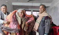 व्यवसायी समाजसेवी ने गरीबों व असाहयों के बीच किया रजाई का वितरण