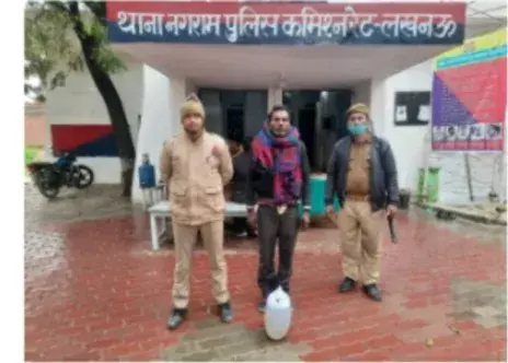 10 लीटर अवैध  कच्ची शराब के साथ तस्कर गिरफ्तार