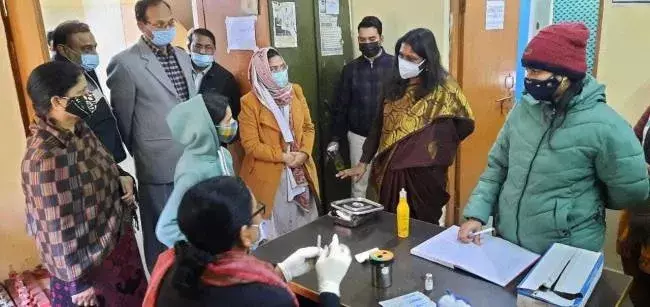 डीएम ने किया कोविड टीकाकरण केंद्र का निरीक्षण