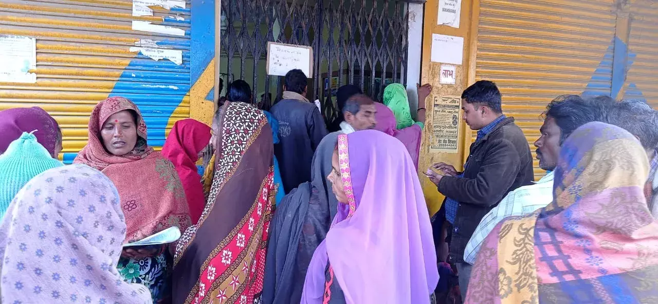 बैंकों में लगी लंबी कतार नहीं रहा तीसरी लहर का  डर