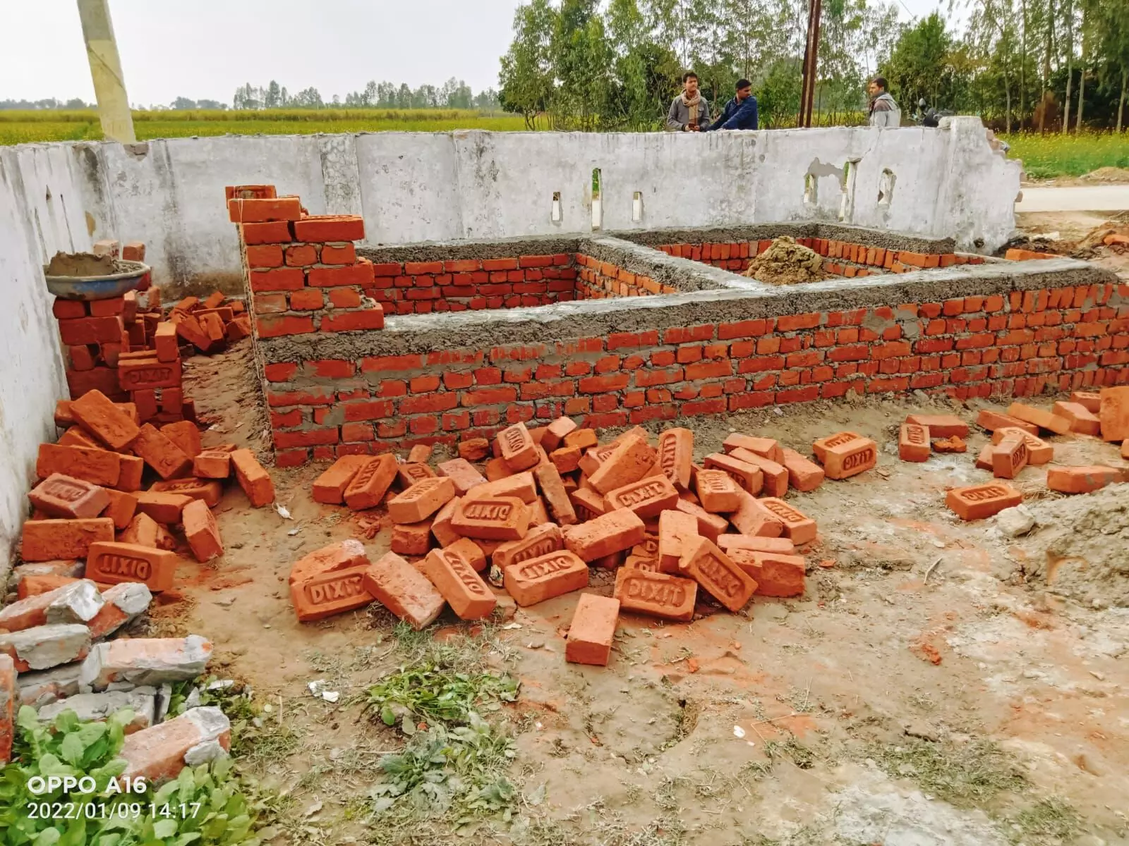 पीले ईंट व घटिया मसाले से हो रहा विद्यालय वालबाउंड्री निर्माण पीले ईंट व घटिया मसाले से हो रहा विद्यालय वालबाउंड्री निर्माण