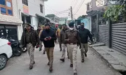 सरोजनी नगर थाना प्रभारी संतोष कुमार आर्य ने निकाला पैदल मार्च