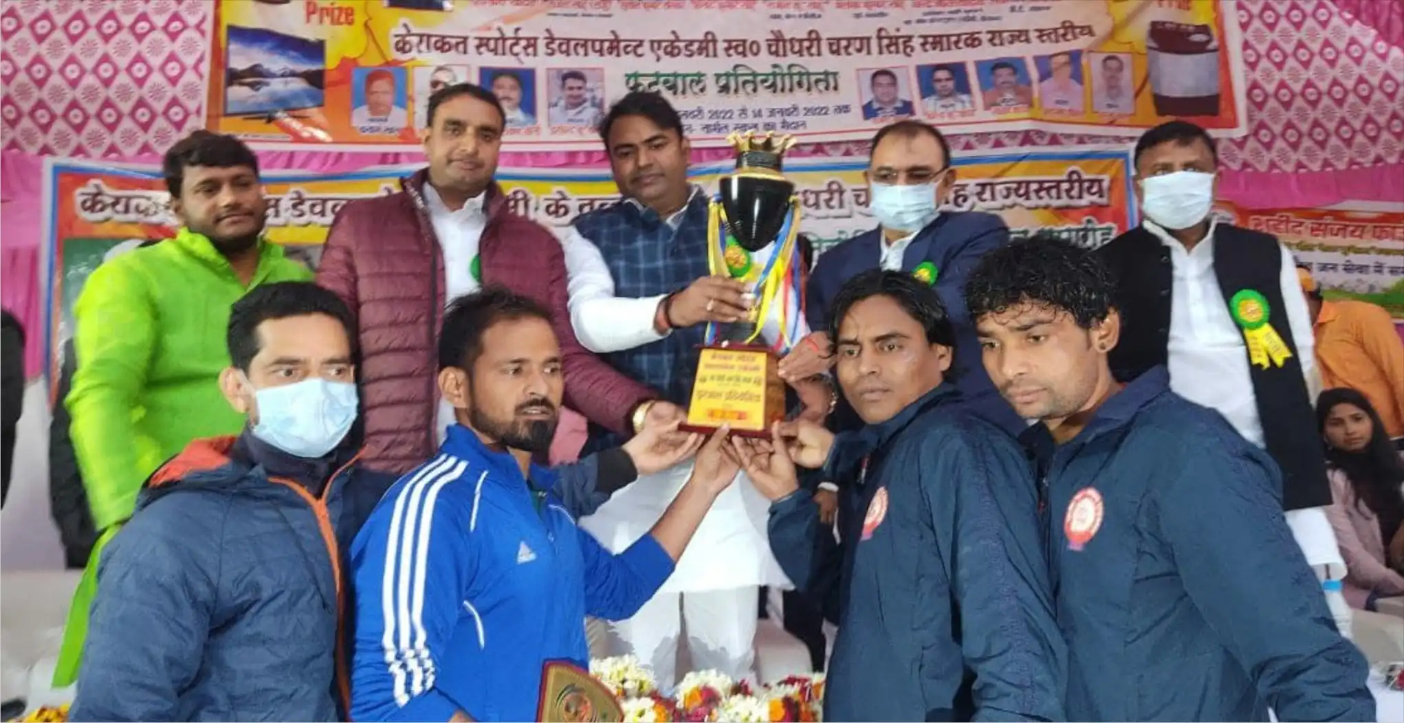 वाराणसी के फुटबालरों ने खैराबाद को हराकर जीती ट्राफी वाराणसी के फुटबालरों ने खैराबाद को हराकर जीती ट्राफी