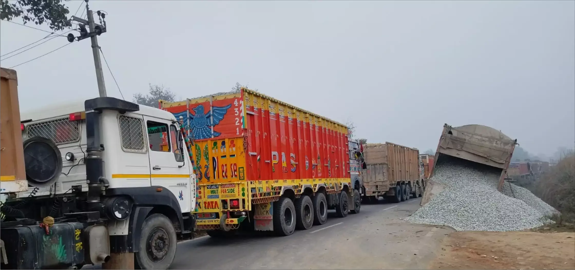 दो ट्रकों में हुई जोरदार टक्कर, बाल-बाल बचा चालक