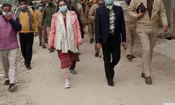 एस डी एम डा. शुभी सिंह ने ग्रामीणों संग लगाई चौपाल, नगराम पुलिस बल के  साथ किया फ्लैग मार्च