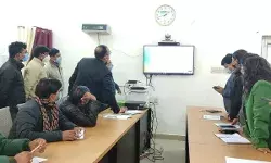 डीएम एवं राजनैतिक दलो की उपस्थिति में किया गया इवीएम का प्रथम रेंडमाइजेशन