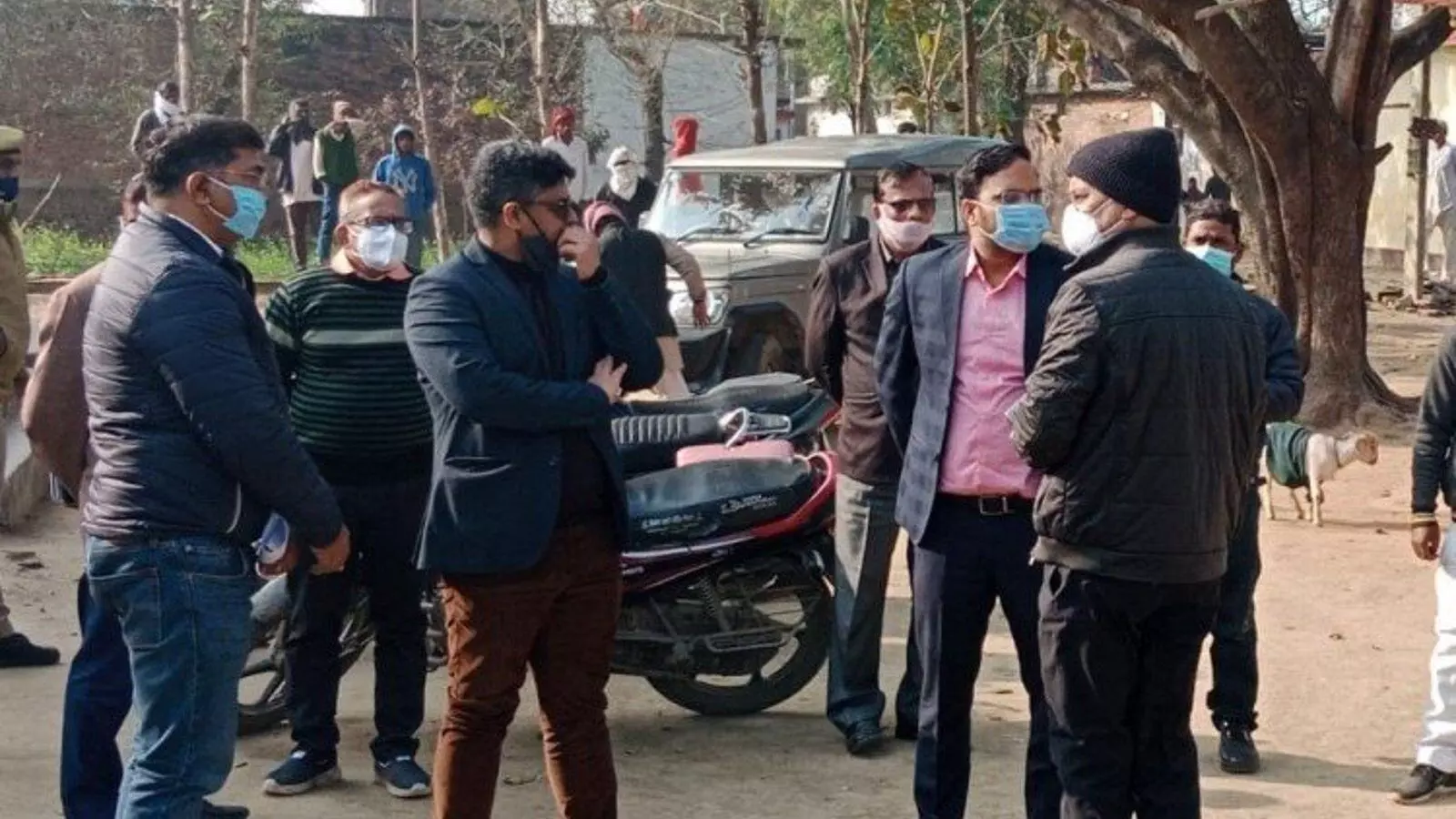डीएम ने वैक्सीनेशन, डाटा फीडिंग एवं मतदेय स्थलों का सघन दौरा कर जाना हाल