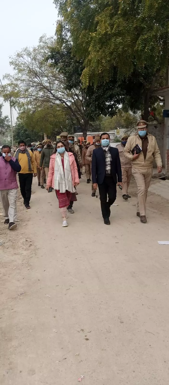एस डी एम डा. शुभी सिंह ने ग्रामीणों संग लगाई चौपाल, नगराम पुलिस बल के साथ किया फ्लैग मार्च एस डी एम डा. शुभी सिंह ने ग्रामीणों संग लगाई चौपाल, नगराम पुलिस बल के साथ किया फ्लैग मार्च