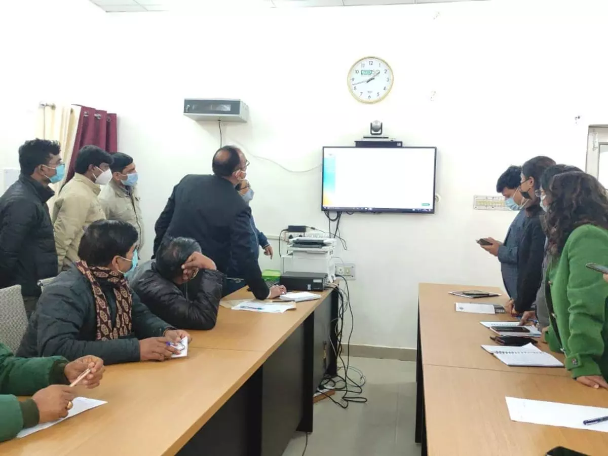 डीएम एवं राजनैतिक दलो की उपस्थिति में किया गया इवीएम का प्रथम रेंडमाइजेशन