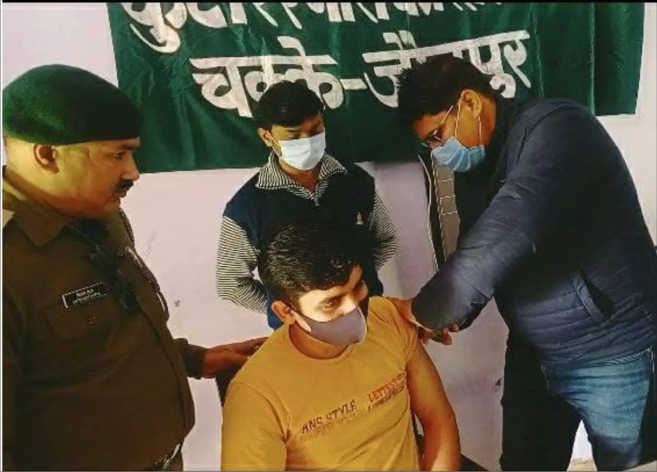 कुटीर पीजी कालेज चक्के में शिविर लगाकर स्वास्थ्यकर्मियों ने हुआ टीकाकरण