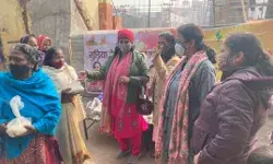 गुड़िया वेलफेयर फाउंडेशन न्यास ने जरूरत मंदों को वितरित किया खिचड़ी फल सहित अन्य सामग्री