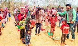 जनेश्वर मिश्र की पुण्यतिथि पर नितेश यादव ने बांटे स्वेटर