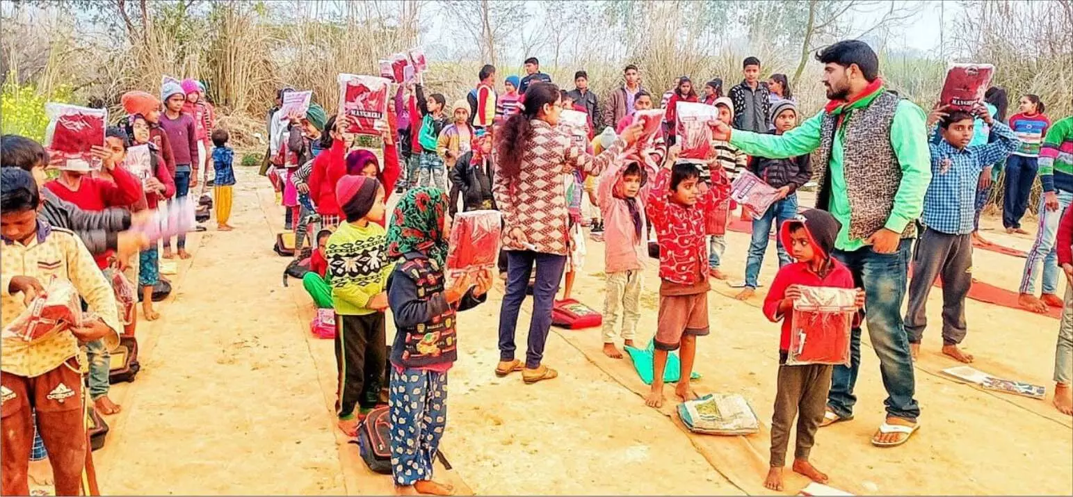 जनेश्वर मिश्र की पुण्यतिथि पर नितेश यादव ने बांटे स्वेटर