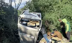 दुल्हन लेकर लौट रही बारात से भरी मिनी बस खाई में गिरी, 3 की मौत दुल्हन लेकर लौट रही बारात से भरी मिनी बस खाई में गिरी, 3 की मौत