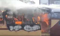 नौकरी नहीं तो सरकार नहीं : कहीं ट्रेन में आग, तो कहीं रेल ट्रैक को उखाड़ा, RRB-NTPC अभ्यर्थियों ने किया प्रदर्शन नौकरी नहीं तो सरकार नहीं : कहीं ट्रेन में आग, तो कहीं रेल ट्रैक को उखाड़ा, RRB-NTPC अभ्यर्थियों ने किया प्रदर्शन