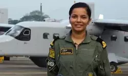 परेड में वायुसेना की झांकी का हिस्सा बनीं भारत की पहली महिला राफेल विमान पायलट परेड में वायुसेना की झांकी का हिस्सा बनीं भारत की पहली महिला राफेल विमान पायलट