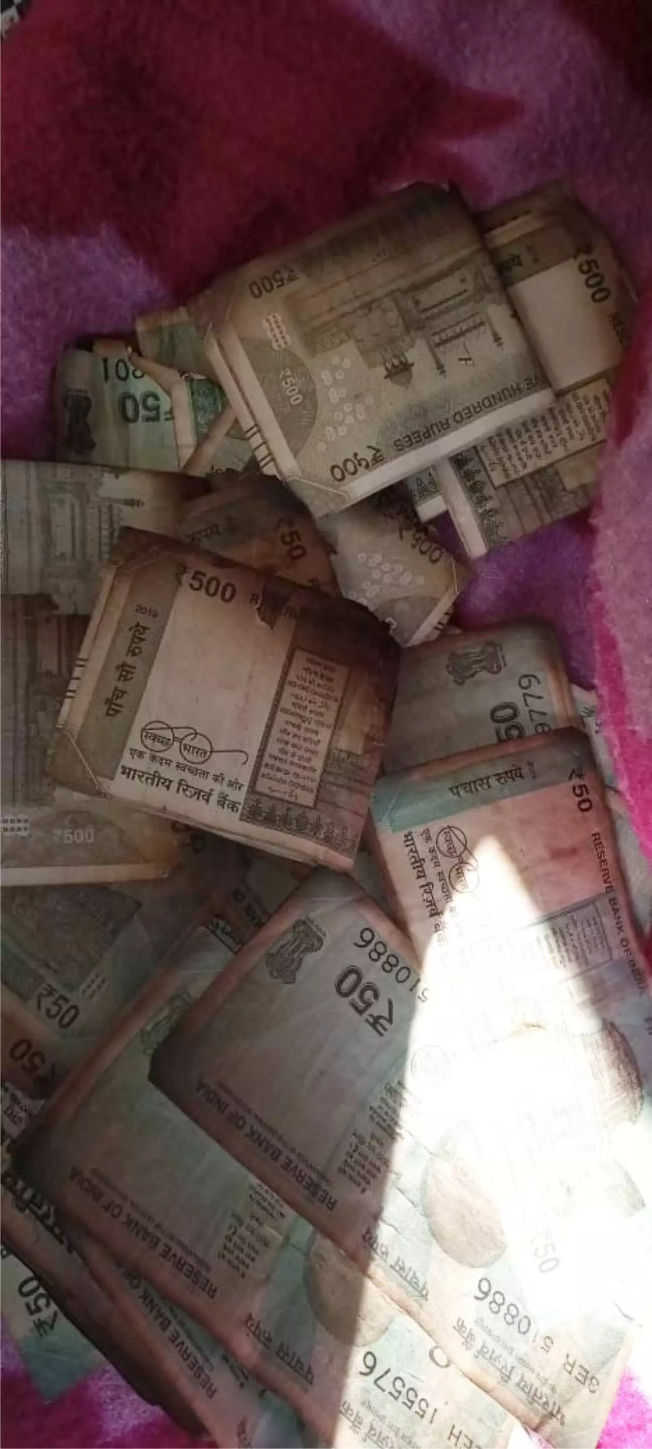 दबंगों ने घर में लगायी आग, 70 हजार नकदी समेत लाखों का सामान राख