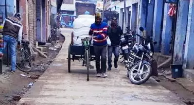 सीसी रोड बनने से आवागमन हुआ बाधित